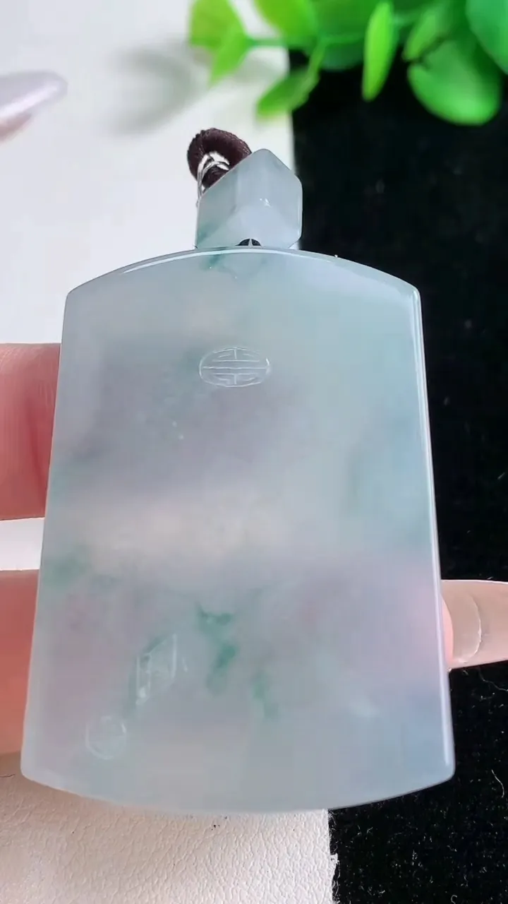 天然A货翡翠种飘花无事牌吊坠，尺寸46.8-33.8-5.7，重量:29.23g
12月31日