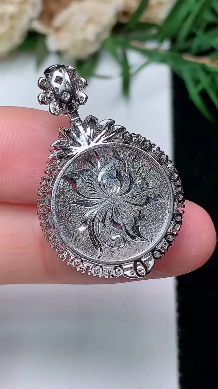 天然A货翡翠无事牌吊坠，尺寸30.8-19.8-7，裸石16.8，重量:5.00g
12月31日