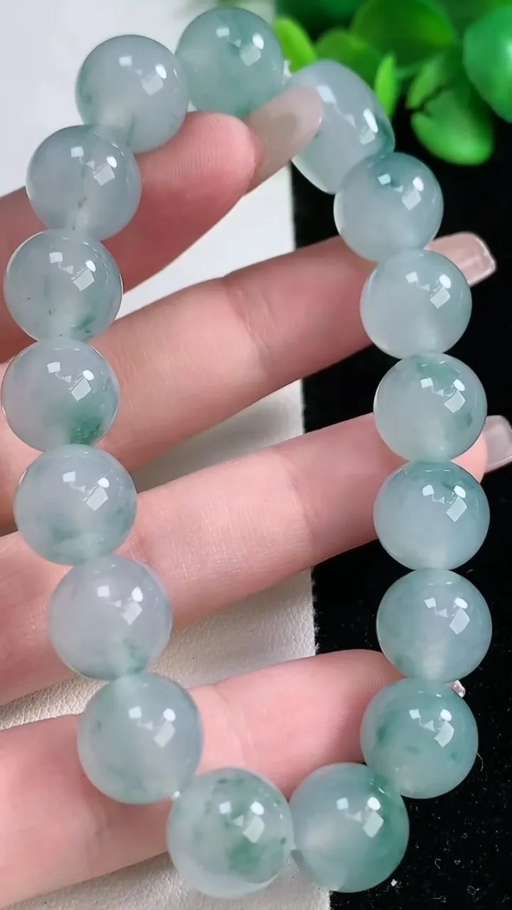 天然A货翡翠种飘花圆珠手串，尺寸12.4-11.6-17颗，重量:47.82g12月31日
工厂直销收藏佳品,种好水足，色泽均匀，有种有色，上手高大气！