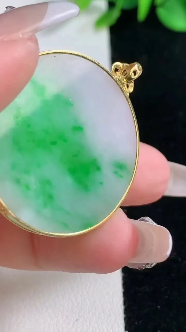 天然A货翡翠无事牌吊坠，尺寸32.4-2.8，重量:9.20g
12月31日