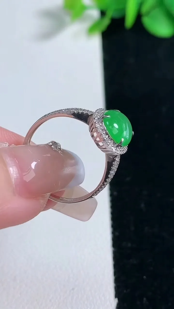 天然A货翡翠蛋面戒指，尺寸17.5-12-7.5-6.6，重量:2.71g2025年12月31日
工厂直销收藏佳品,种好水足，色泽均匀，有种有色，上手高大气！