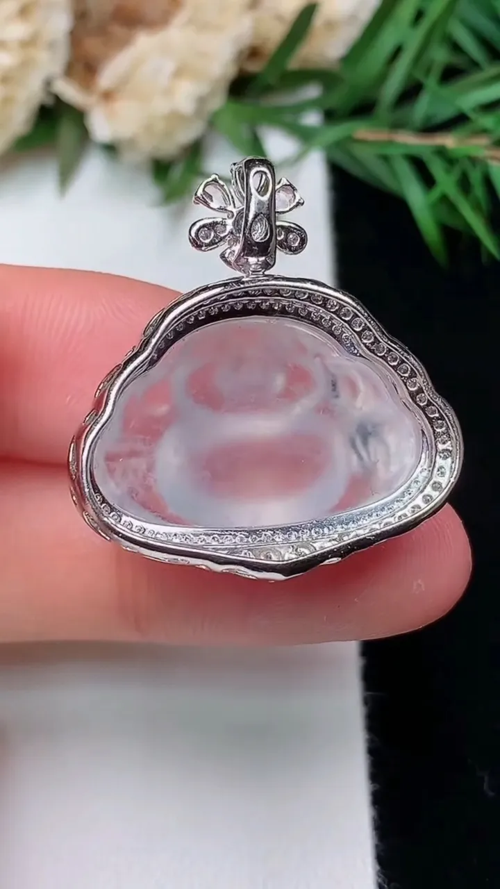 天然A货翡翠白冰佛公吊坠，尺寸27.7-25.7-12，裸石14-22.5，重量:5.50g
12月31日