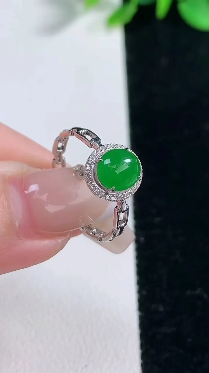 天然A货翡翠蛋面戒指，尺寸17-6.9-5.7-4，重量:1.48g2025年12月31日
工厂直销