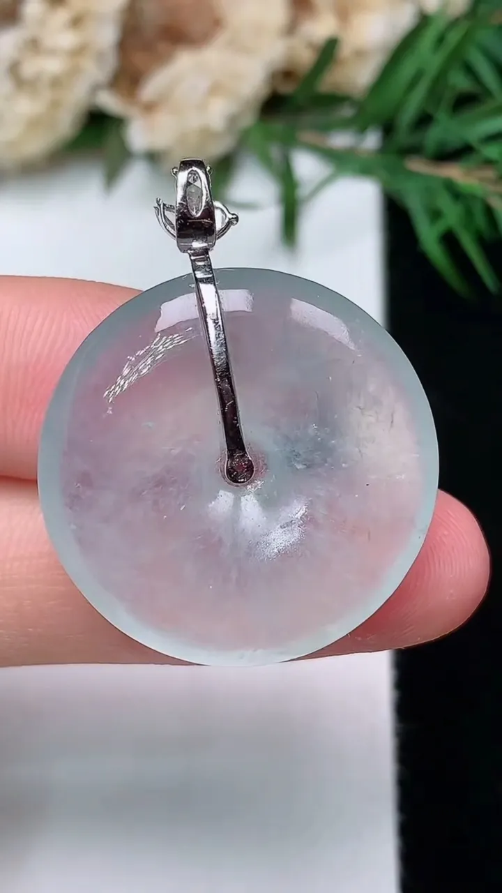 天然A货翡翠白冰平安扣吊坠，尺寸25.3-5.4，重量:7.49g
12月31日