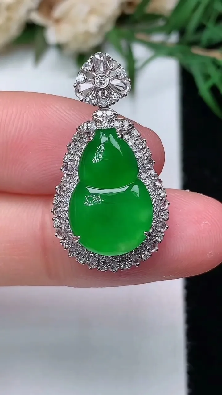 天然A货翡翠葫芦吊坠，尺寸26.8-14.6-9.6，裸石15.2-10，重量:3.68g
12月31日