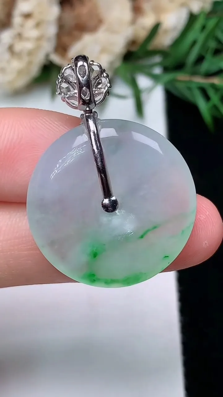 天然A货翡翠平安扣吊坠，尺寸23.2-4，重量:5.35g
12月31日