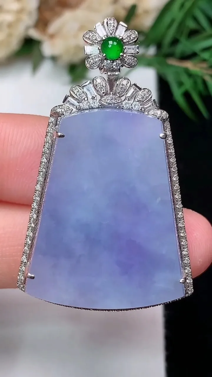 天然A货翡翠k金紫罗兰无事牌吊坠，尺寸41.8-25.7-8.5，裸石27.5-21，重量:9.81