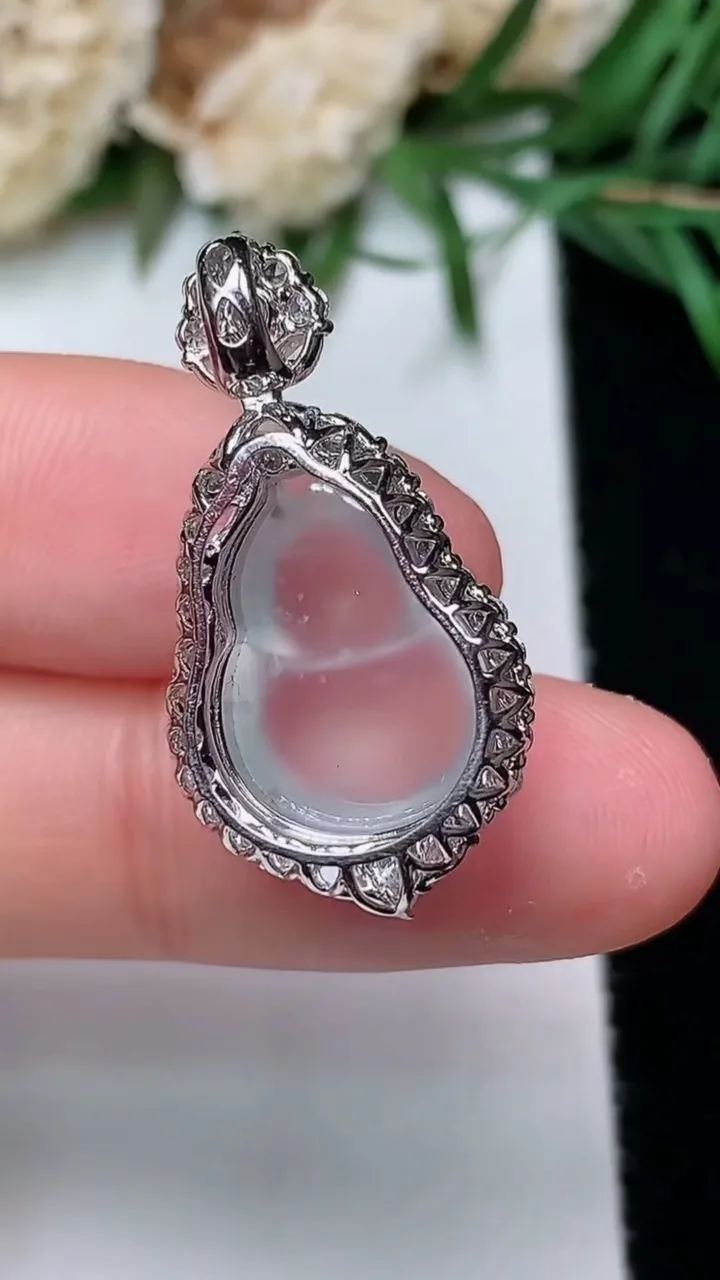 天然A货翡翠白冰葫芦吊坠，尺寸27.4-14.3-10.6，裸石14.7-11，重量:3.05g
12月31日