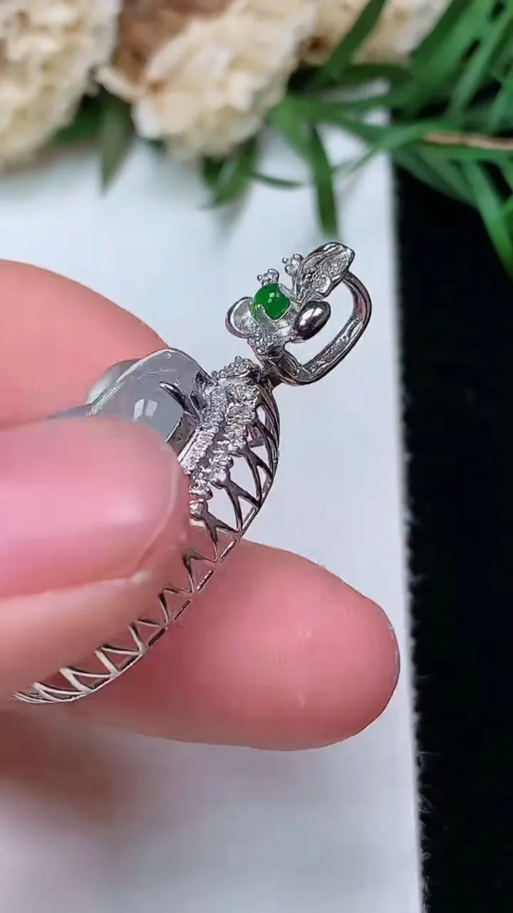 天然A货翡翠白冰金枝玉叶 叶子吊坠，尺寸35-18.6-11，裸石21.3-14.3，重量:4.57g
12月31日