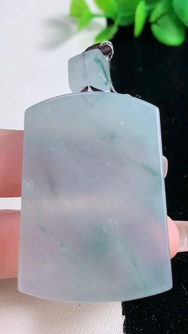 天然A货翡翠种飘花无事牌吊坠，尺寸46.8-33.8-5.7，重量:29.23g
12月31日