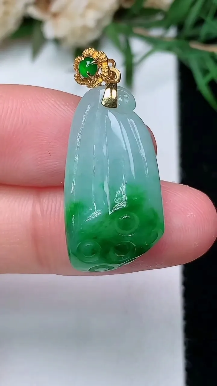 天然A货翡翠莲蓬吊坠，尺寸24-12.6-8.6，重量:4.52g
12月31日