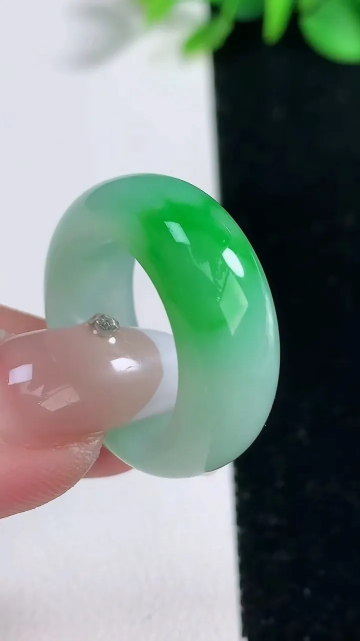 天然A货翡翠指环戒指，尺寸18.3-8.9-4.7，重量:8.35g2025年12月31日
工厂直销收藏佳品,种好水足，色泽均匀，有种有色，上手高大气！