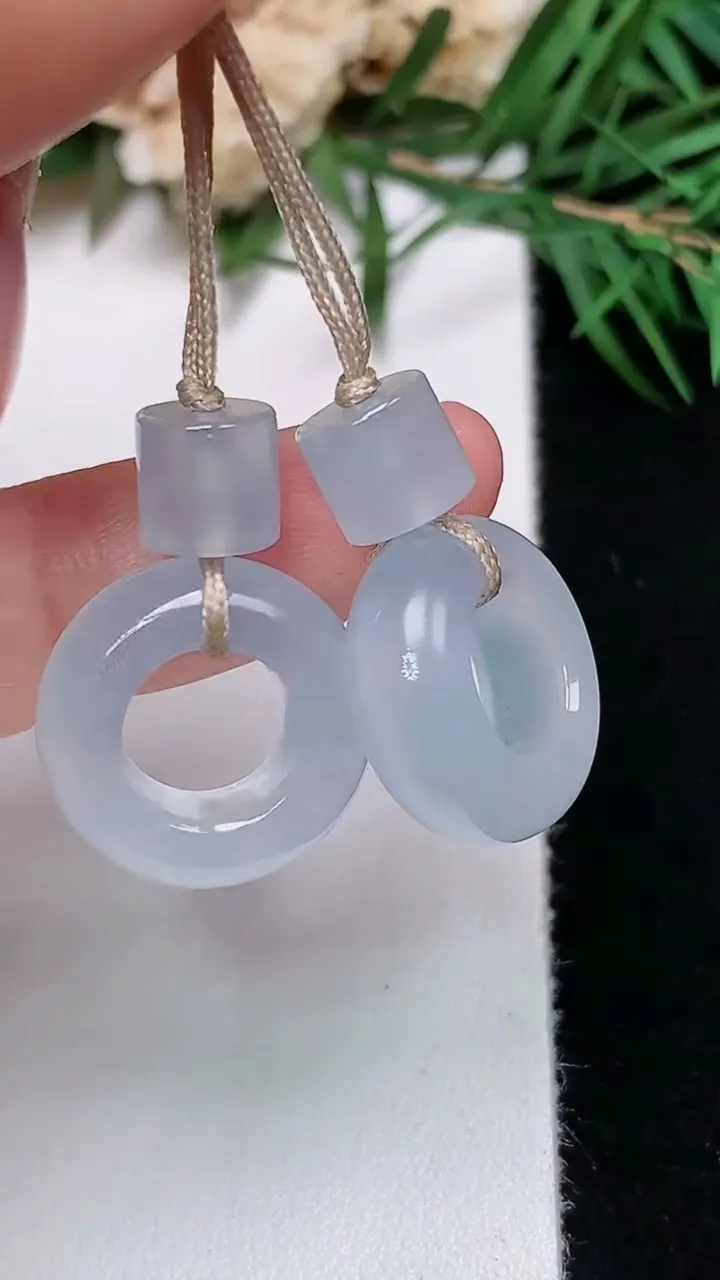 天然A货翡翠白冰平安环一对，尺寸15.8-5.8，重量:6.47g
12月31日