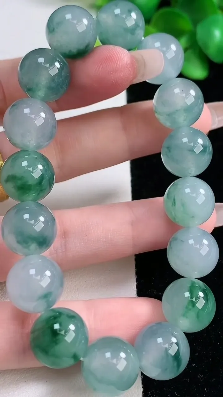 天然A货翡翠种飘花圆珠手串，尺寸12.7-16颗，重量:56.74g12月31日
工厂直销收藏佳品,种好水足，色泽均匀，有种有色，上手高大气！