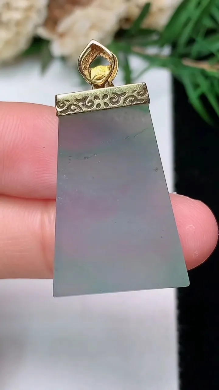 天然A货翡翠飘花无事牌吊坠，尺寸27.2-18.2-5.5，重量:8.42g
12月31日