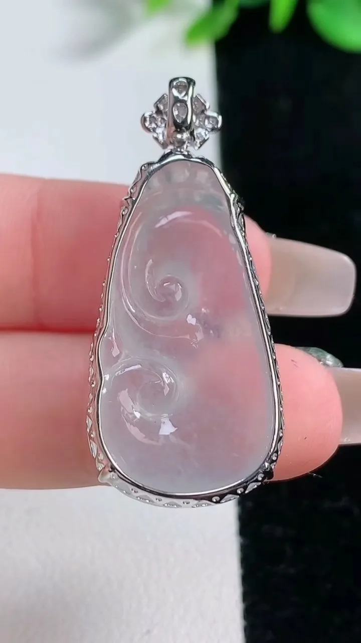 天然A货翡翠种白冰如意吊坠，尺寸32.3-17.3-7，重量:6.24g
12月31日