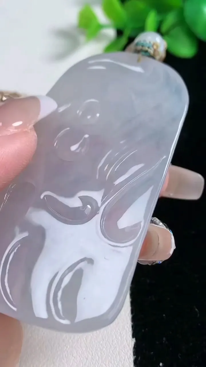 天然A货翡翠种白冰虚空藏菩萨吊坠，尺寸69.2-40.2-5.3，重量:38.83g
12月31日