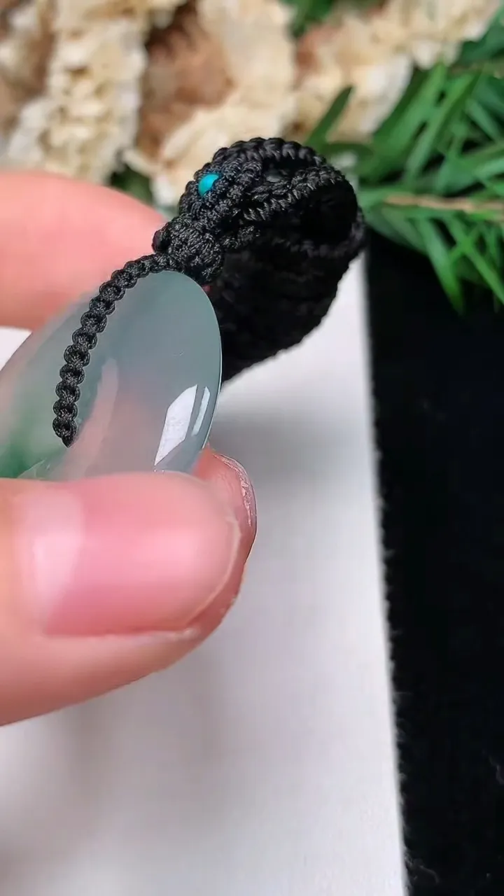 天然A货翡翠平安扣吊坠，尺寸31-5.9，重量:15.30g
12月31日