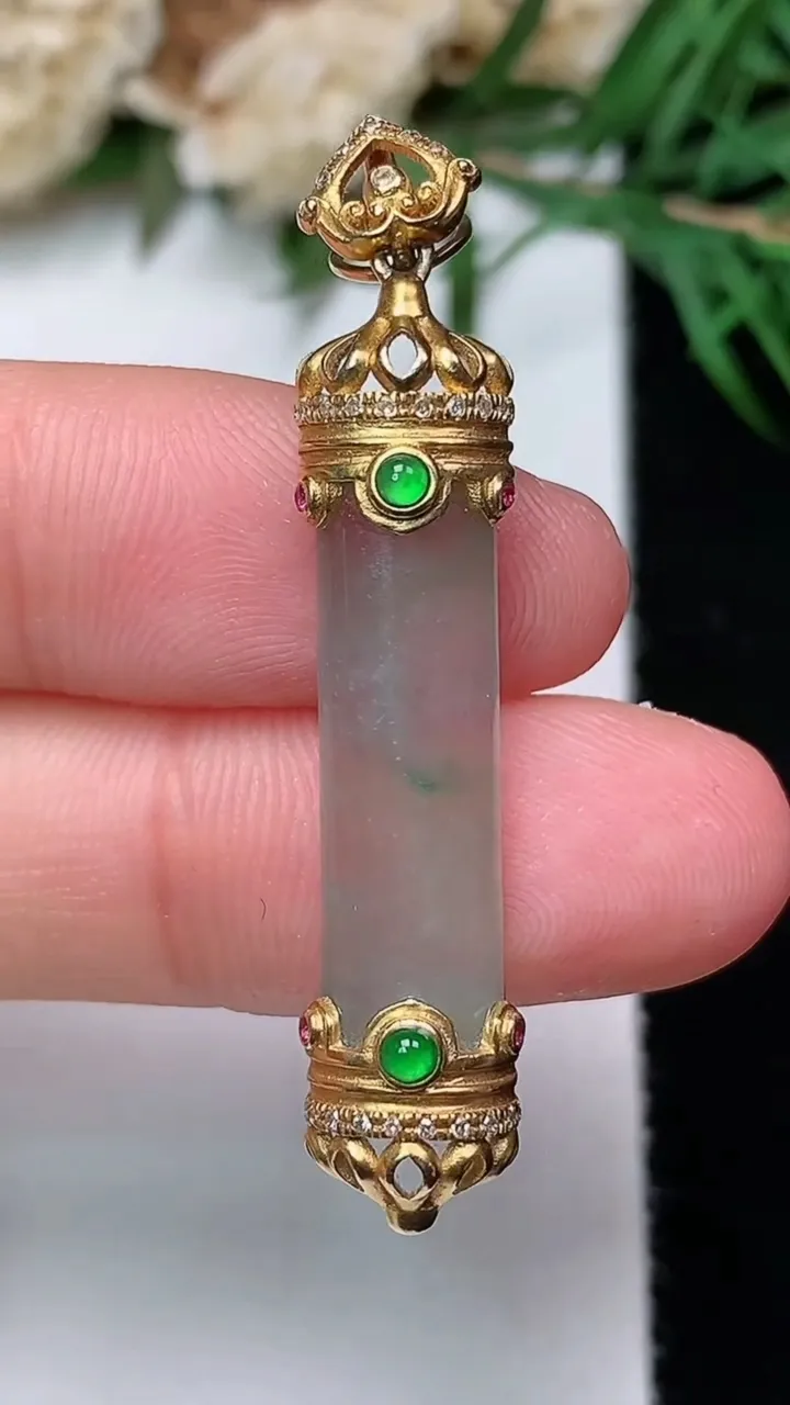 天然A货翡翠平安柱吊坠，尺寸21-6.8-4，重量:4.17g
12月31日