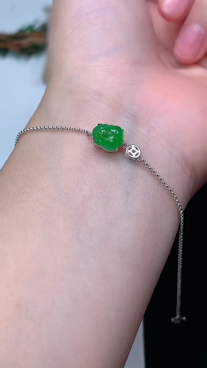 天然A货翡翠貔貅手链，尺寸7.8-6.5-5.7，重量:1.48g
12月31日