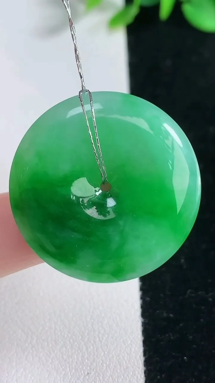 天然A货翡翠平安扣吊坠，尺寸30.5-7.7，重量:11.31g
12月31日