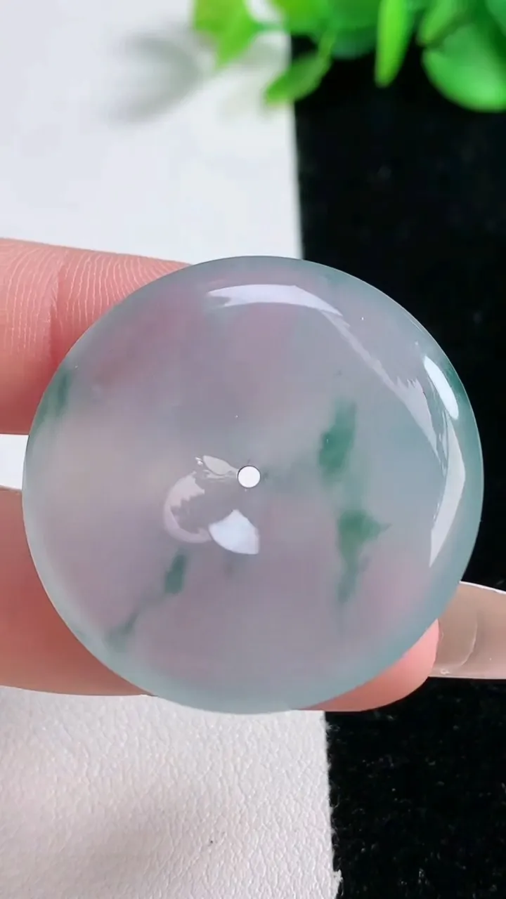 天然A货翡翠种飘花平安扣吊坠，尺寸34.5-5.8，重量:14.14g
12月31日