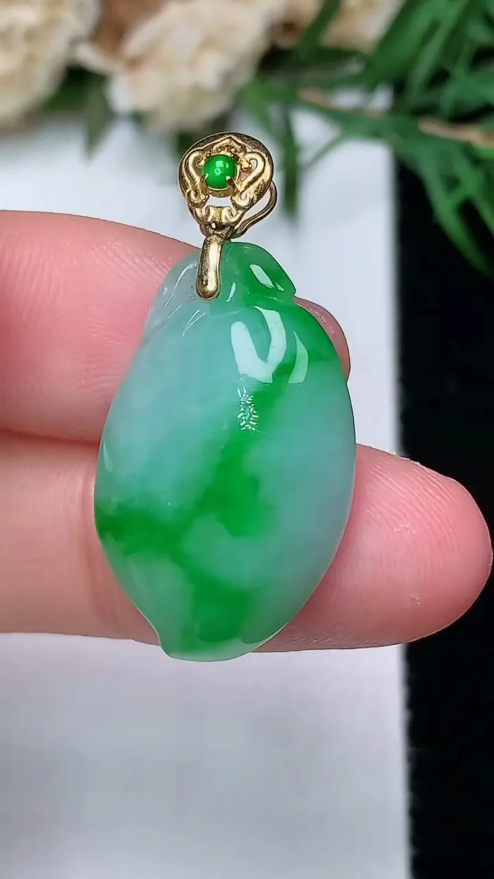 天然A货翡翠寿桃吊坠，尺寸24.3-15.2-7.5，重量:4.88g
12月31日