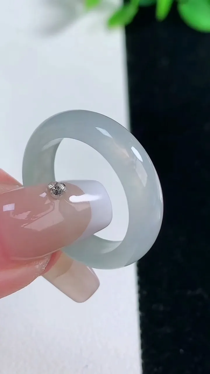 天然A货翡翠指环 戒指，尺寸18.3-5.4-3，重量:3.68g2025年12月31日
工厂直销收藏佳品,种好水足，色泽均匀，有种有色，上手高大气！