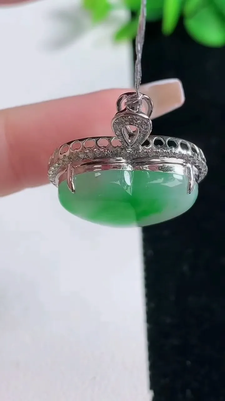 天然A货翡翠爱心吊坠，尺寸26-22.8-9，裸石16-20重量:5.47g
12月31日