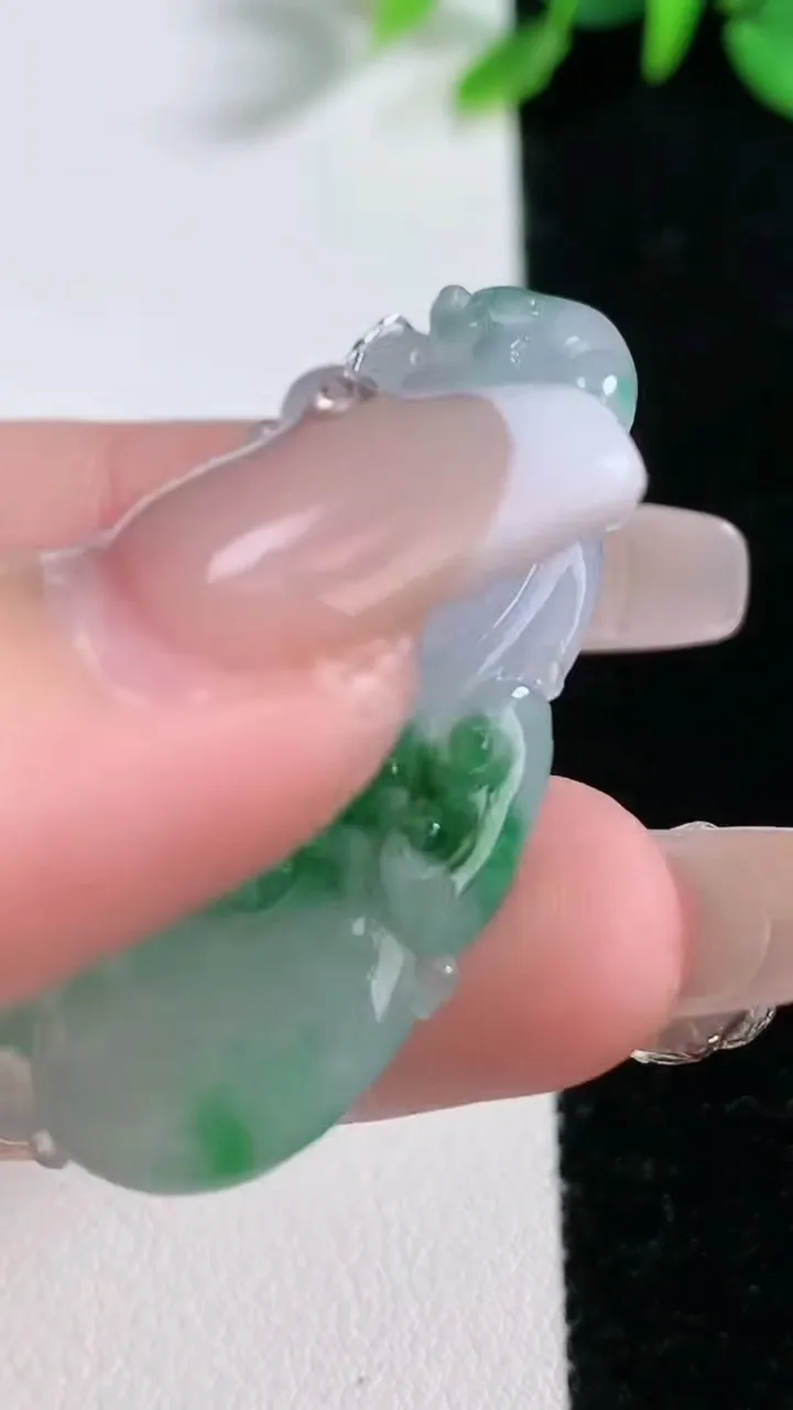 天然A货翡翠如意吊坠，尺寸42.2-27.8-5.3，重量:13.54g
12月31日