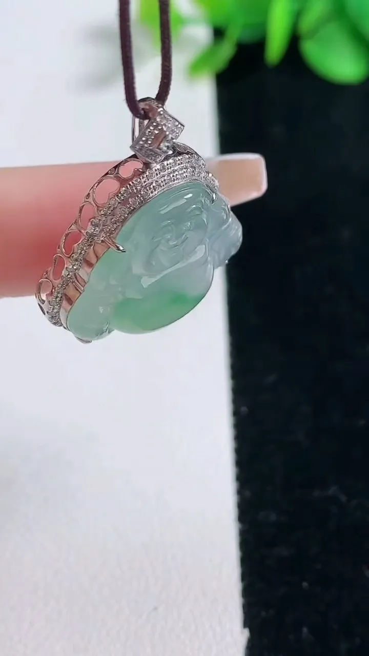 天然A货翡翠佛公吊坠，尺寸28-22-8.3，裸石17.2-20.2重量:4.64g
12月31日