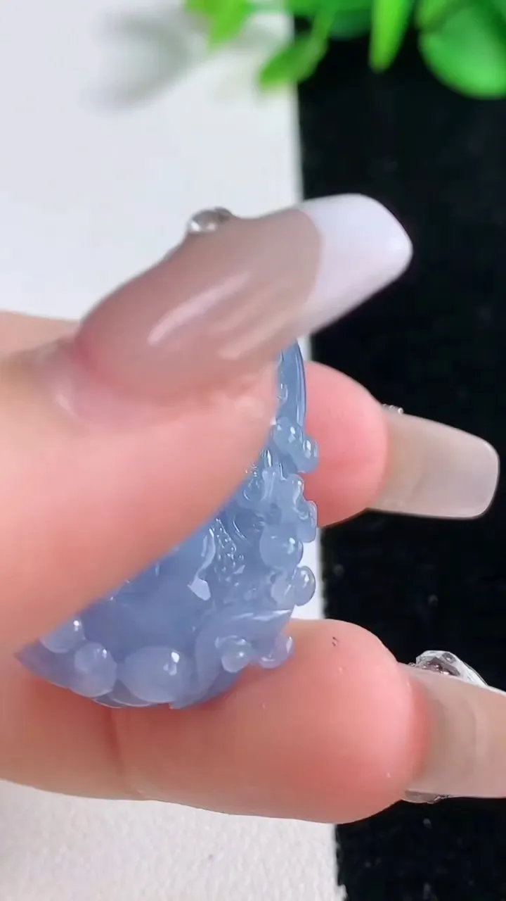 天然A货翡翠紫罗兰白菜吊坠，尺寸34.8-22.5-13.2，重量:16.00g
12月31日