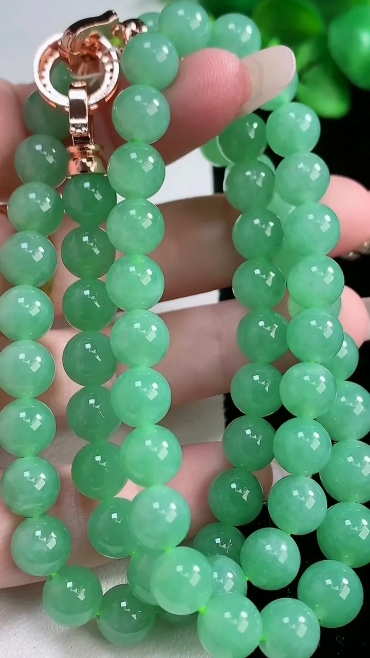 天然A货翡翠圆珠项链，尺寸8.8-74颗，重量:63.13g12月31日
工厂直销收藏佳品,种好水足，色泽均匀，有种有色，上手高大气！