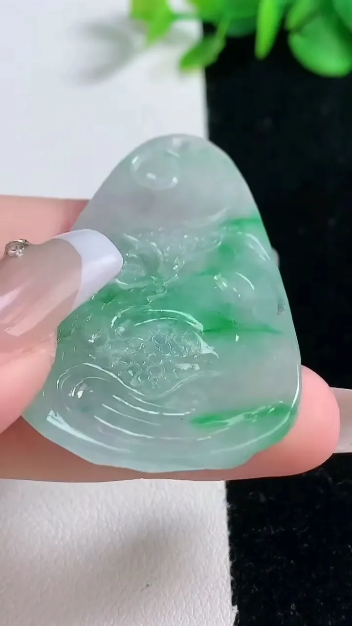 天然A货翡翠山水牌吊坠，尺寸48-33.5-4.8，重量:14.52g
12月31日