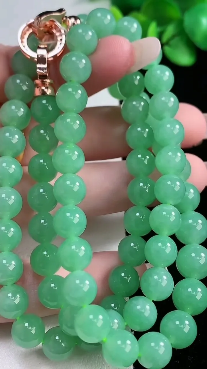 天然A货翡翠圆珠项链，尺寸8.8-74颗，重量:63.13g12月31日
工厂直销收藏佳品,种好水足，色泽均匀，有种有色，上手高大气！