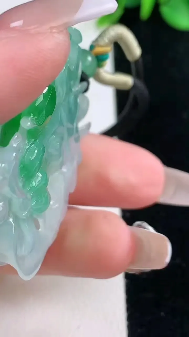 天然A货翡翠花开富贵吊坠，尺寸38.5-29.3-17.3，重量:27.78g
12月31日