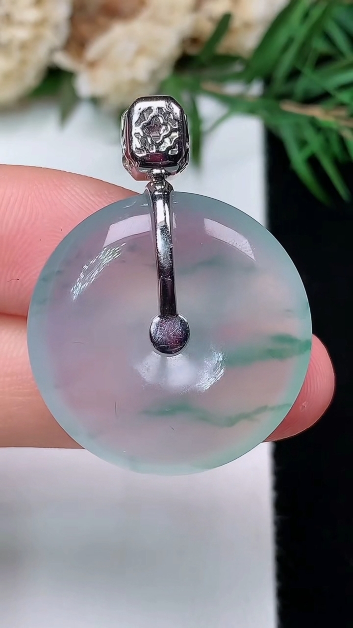 天然A货翡翠飘花平安扣吊坠，尺寸24.7-5.6，重量:7.86g
12月31日