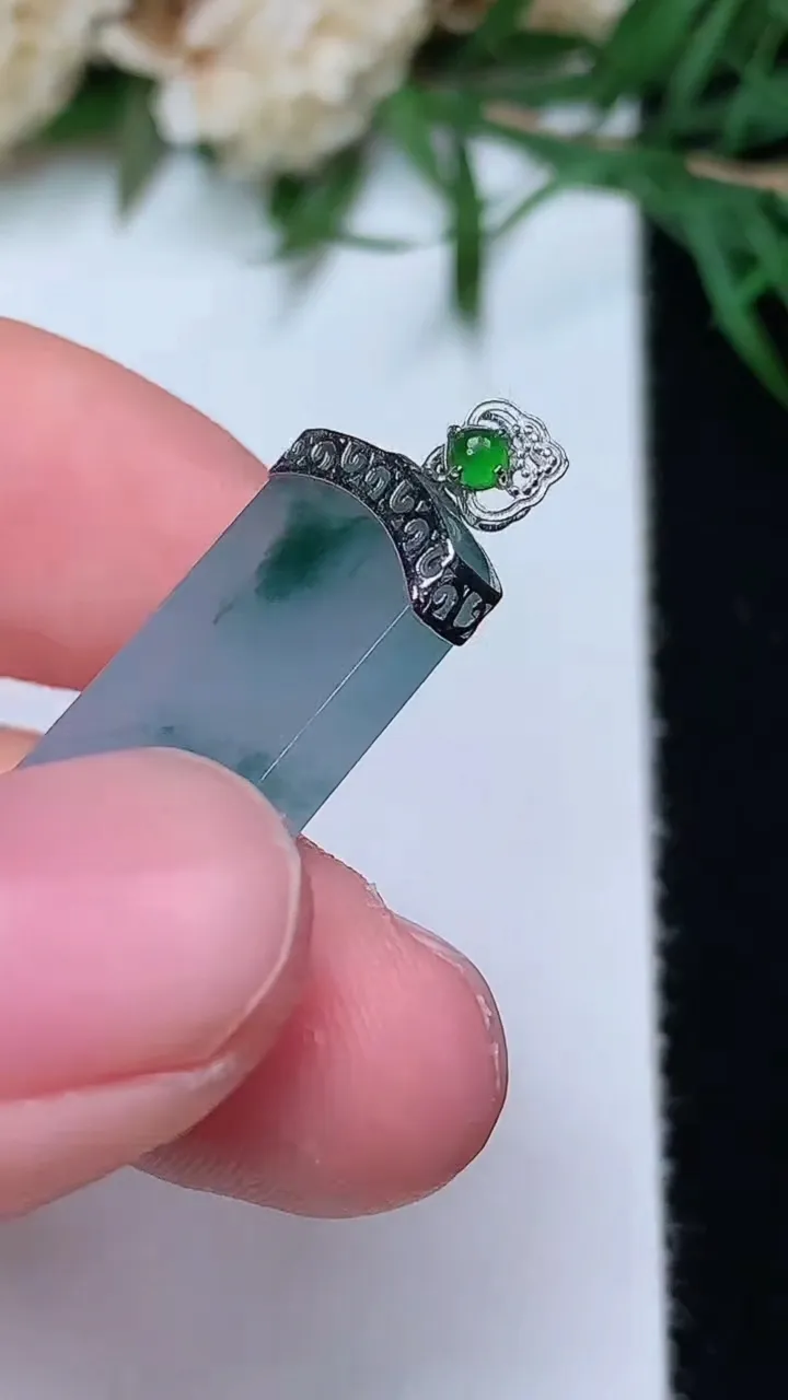 天然A货翡翠飘花无事牌吊坠，尺寸31-10.6-3.5，重量:3.97g
12月31日