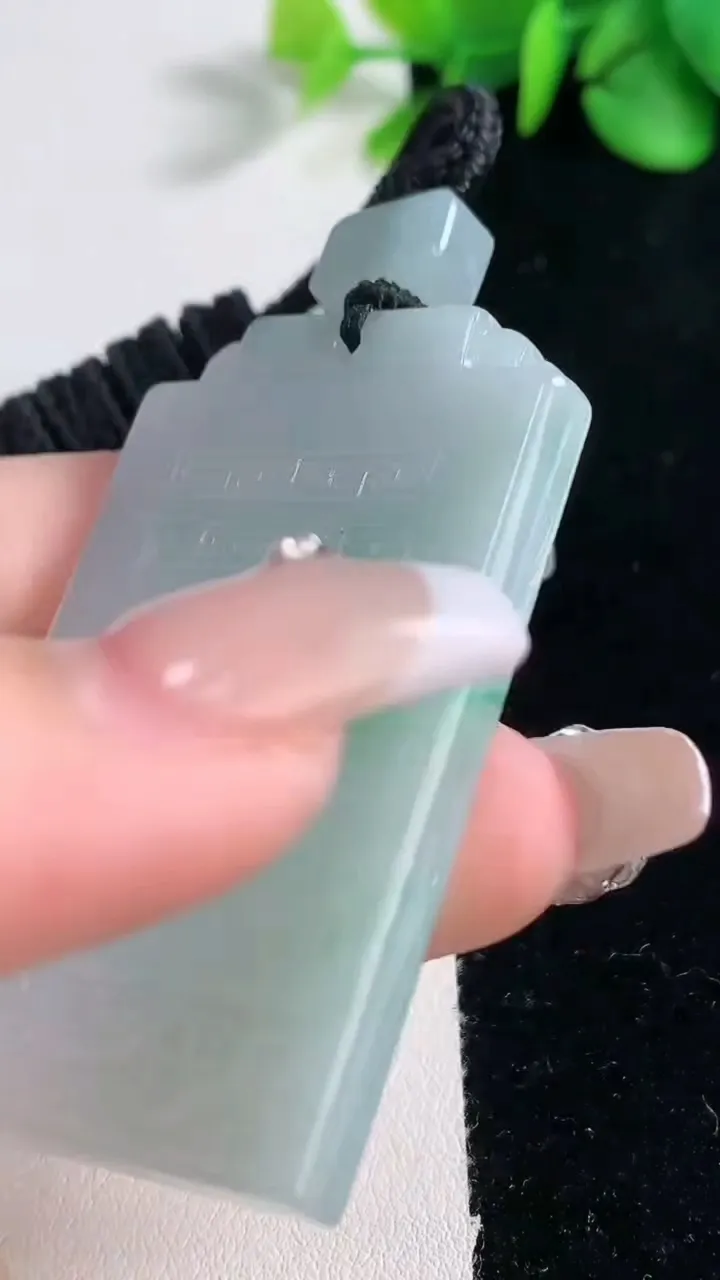 天然A货翡翠仿古无事牌吊坠，尺寸53.3-32-5.1，重量:32.82g
12月31日