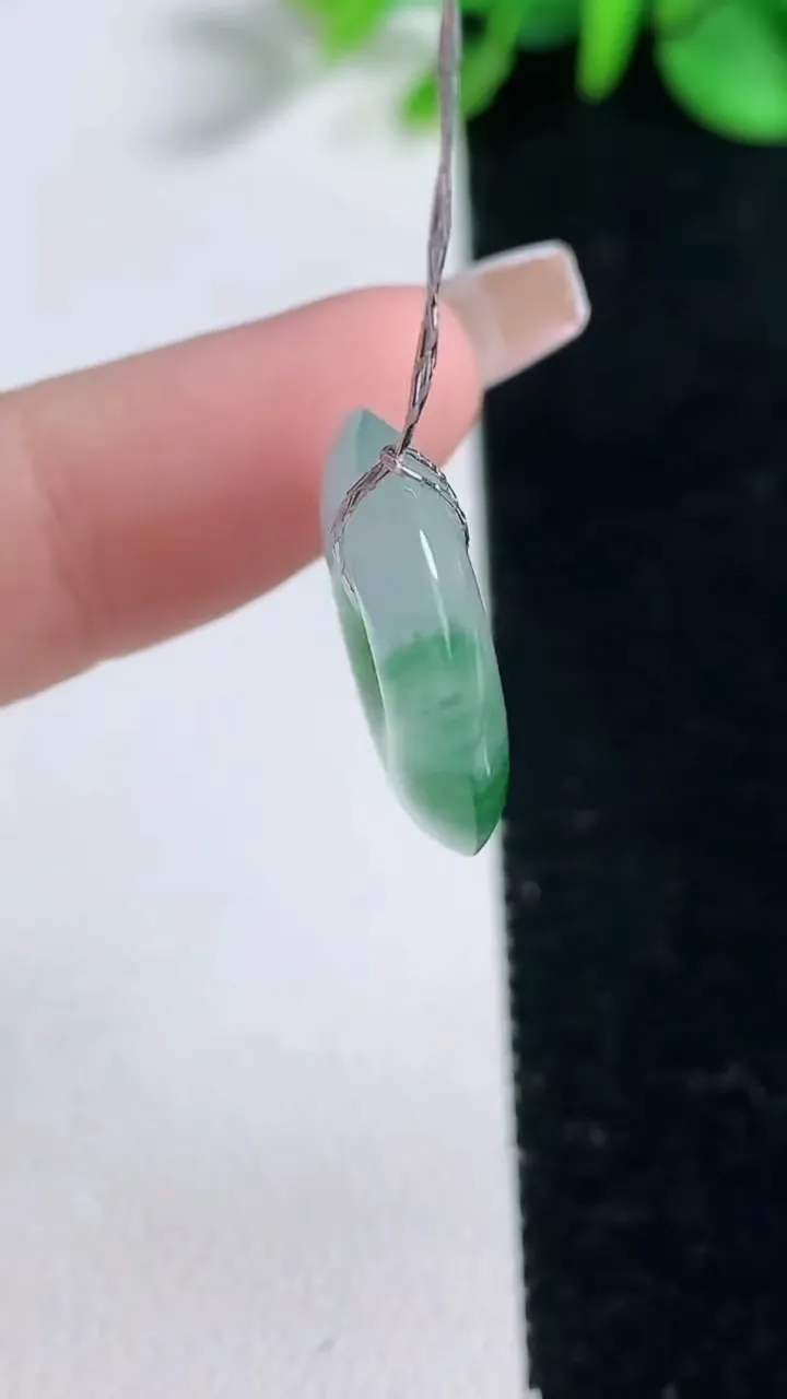 天然A货翡翠冰种飘花平安扣吊坠，尺寸18.8-4.4，重量:3.21g
12月31日