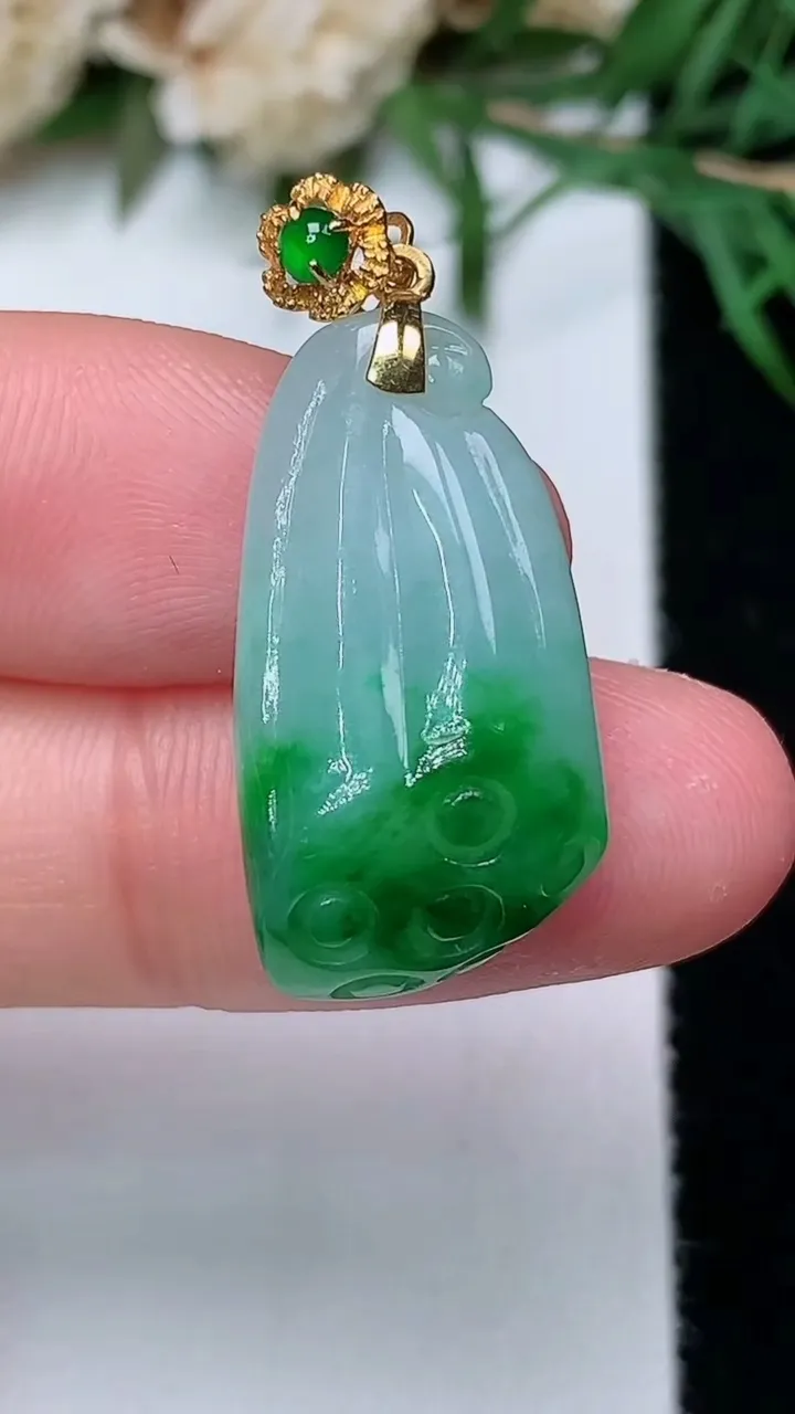 天然A货翡翠莲蓬吊坠，尺寸24-12.6-8.6，重量:4.52g
12月31日