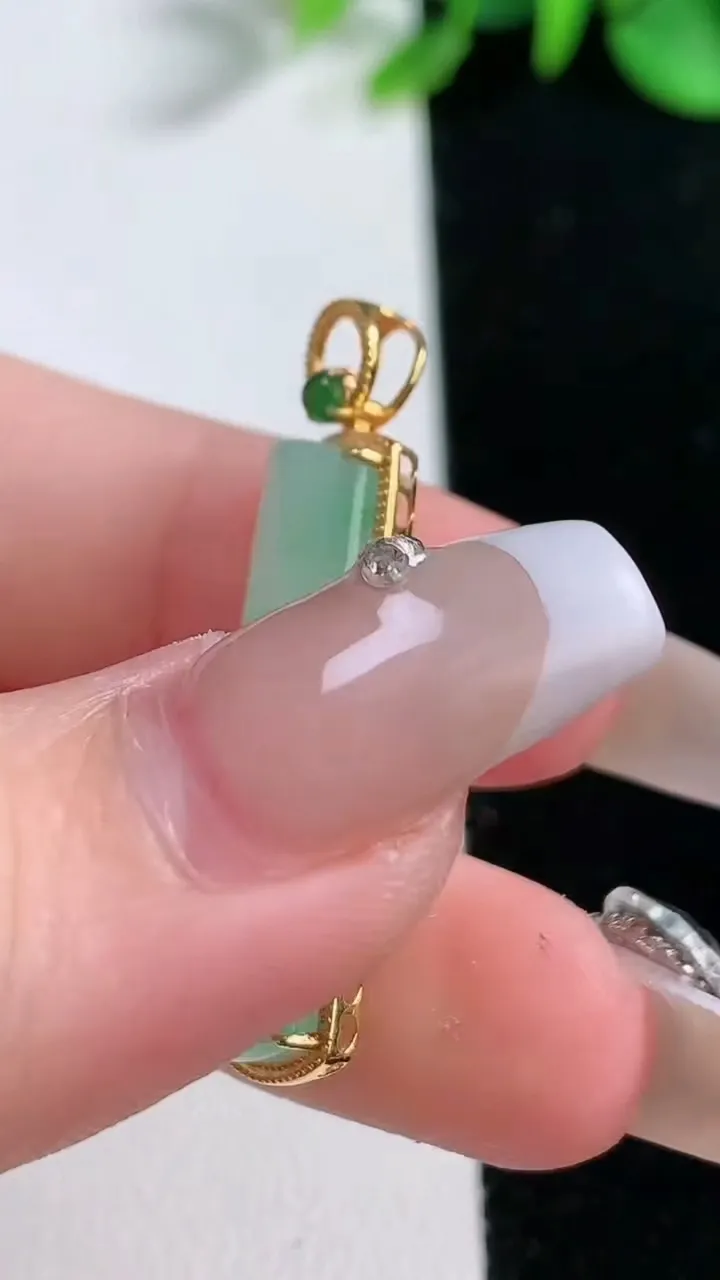 天然A货翡翠无事牌吊坠，尺寸35.6-10.8-4.6，裸石27.5-9.4重量:3.36g
12月31日