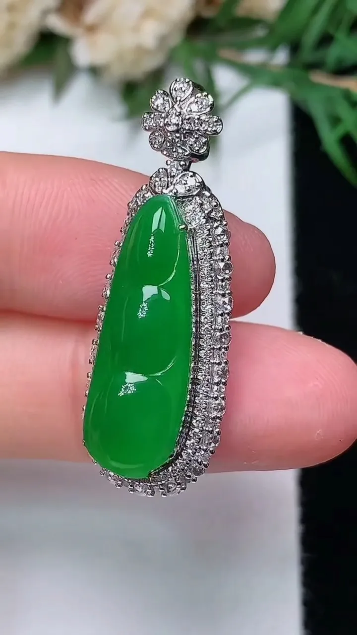 天然A货翡翠福豆吊坠，尺寸33.2-11.7-10.2，裸石21.9-7.7，重量:4.16g
12月31日