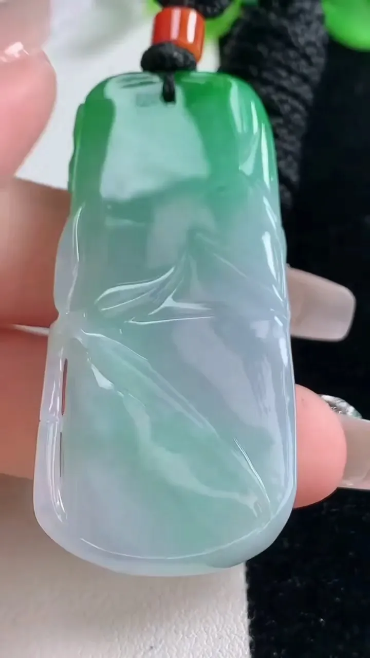 天然A货翡翠节节高升 竹节吊坠，尺寸53-25-9.5，重量:31.18g
12月31日