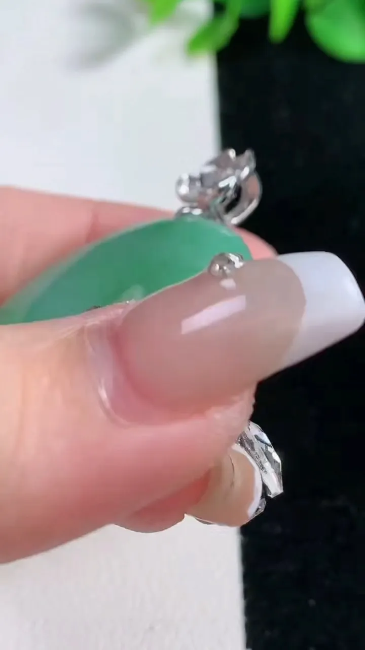 天然A货翡翠平安扣吊坠，尺寸32.8-5.9，重量:15.63g
12月31日