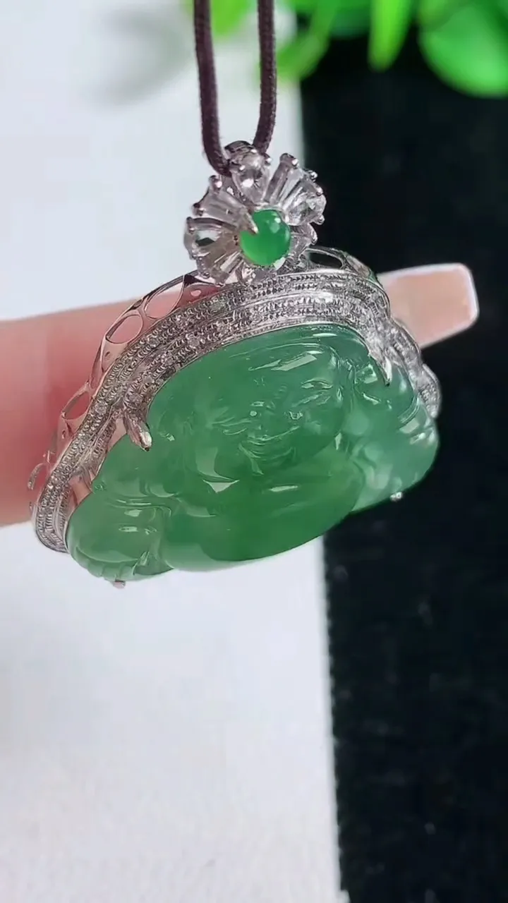 天然A货翡翠佛公吊坠，尺寸346-29.2-7，裸石20.8-26重量:6.26g
12月31日