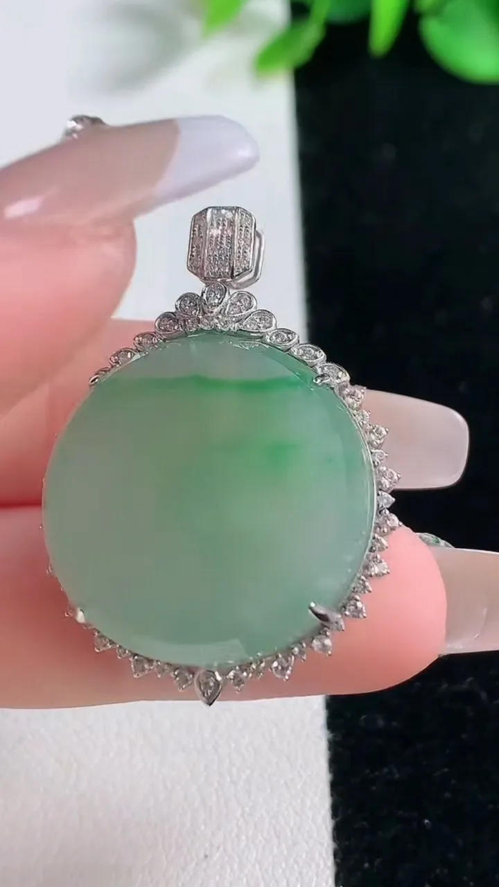 天然A货翡翠无事牌吊坠，尺寸35.5-25.5-7.5，裸石22.6重量:7.40g
12月31日