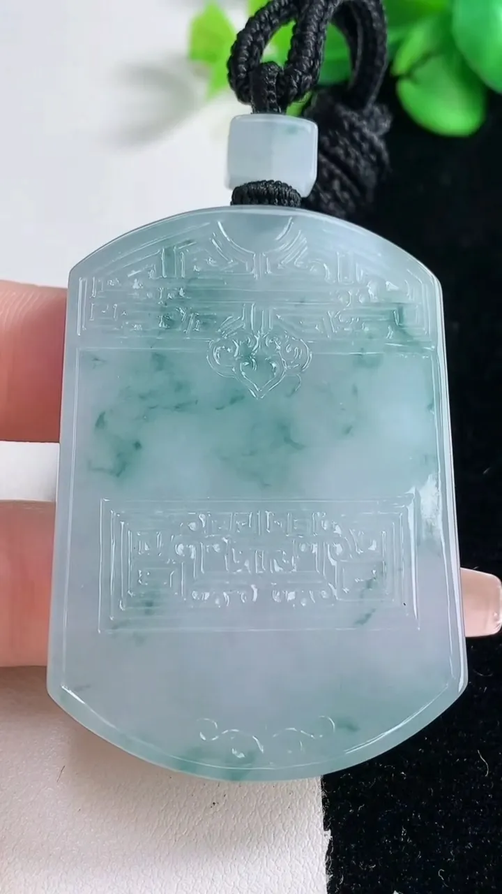 天然A货翡翠种飘花仿古无事牌吊坠，尺寸54-36-5.9，重量:40.79g
12月31日