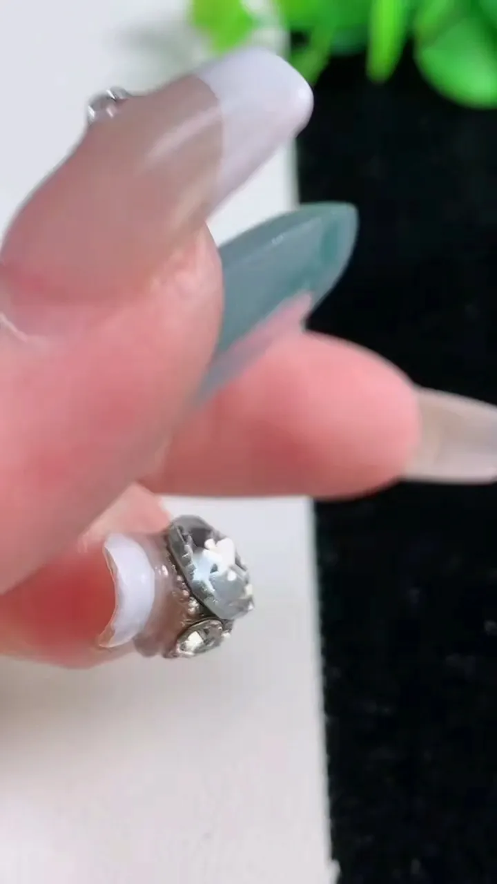 天然A货翡翠种飘花平安扣吊坠，尺寸34.5-5.8，重量:14.14g
12月31日