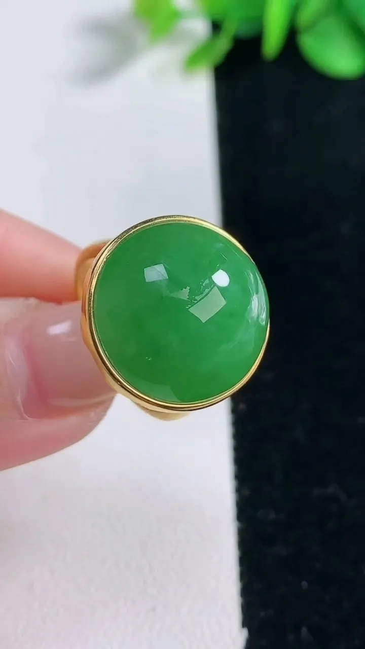 天然A货翡翠蛋面戒指，尺寸17.6-19-8.7，重量:6.47g2025年12月31日
工厂直销收